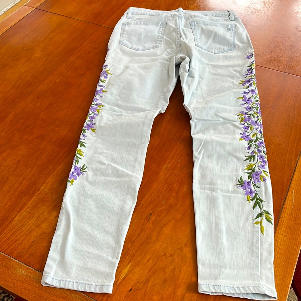 Martha Stewart Jeans Wisteria Embroidered Bleached 5-Pocket Mid-Rise w/Stretch. - Picture 5 of 13